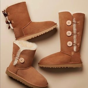 UGG Bailey Bow Genuine Shearling Boot. Size 8